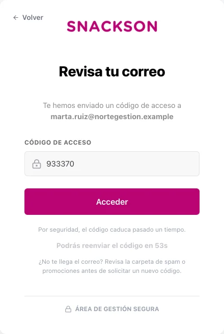Pantalla de acceso de Snackson: Revisa tu correo, te hemos enviado un código de acceso, con el campo del código y el botón Acceder.